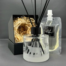 Load image into Gallery viewer, Highland Cow Reed Diffuser (Clear) &amp; refill pouch
